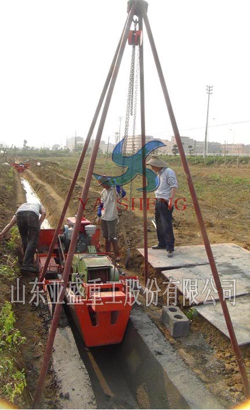 甘肅嘉峪關(guān)客戶使用現(xiàn)澆式成型機(jī)生產(chǎn)作業(yè)