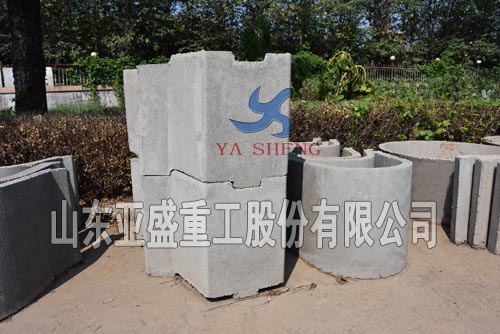 江西高安客戶使用LZYC-3型成型機(jī)生產(chǎn)承插口梯形構(gòu)件